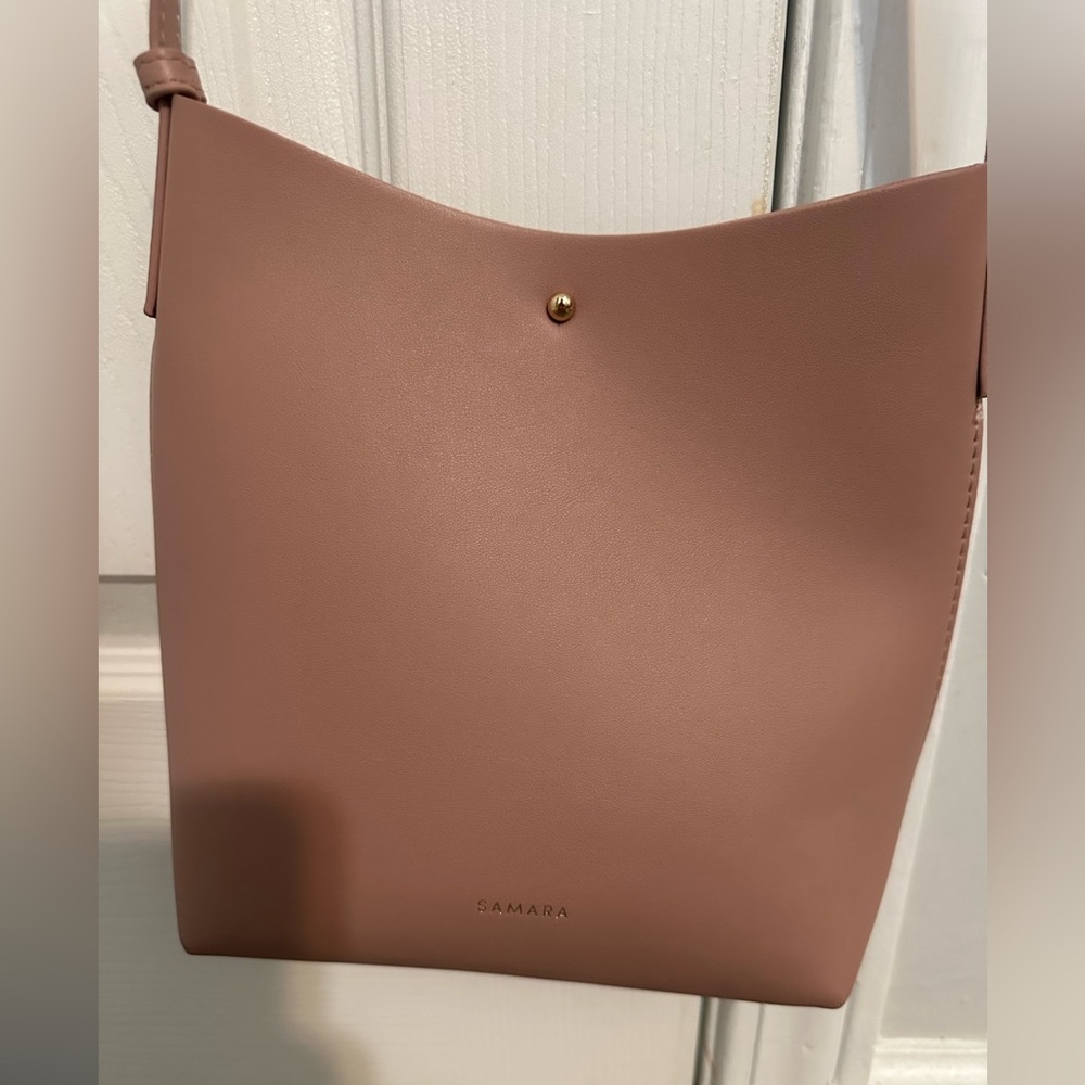 Samara vegan crossbody bag in blush.